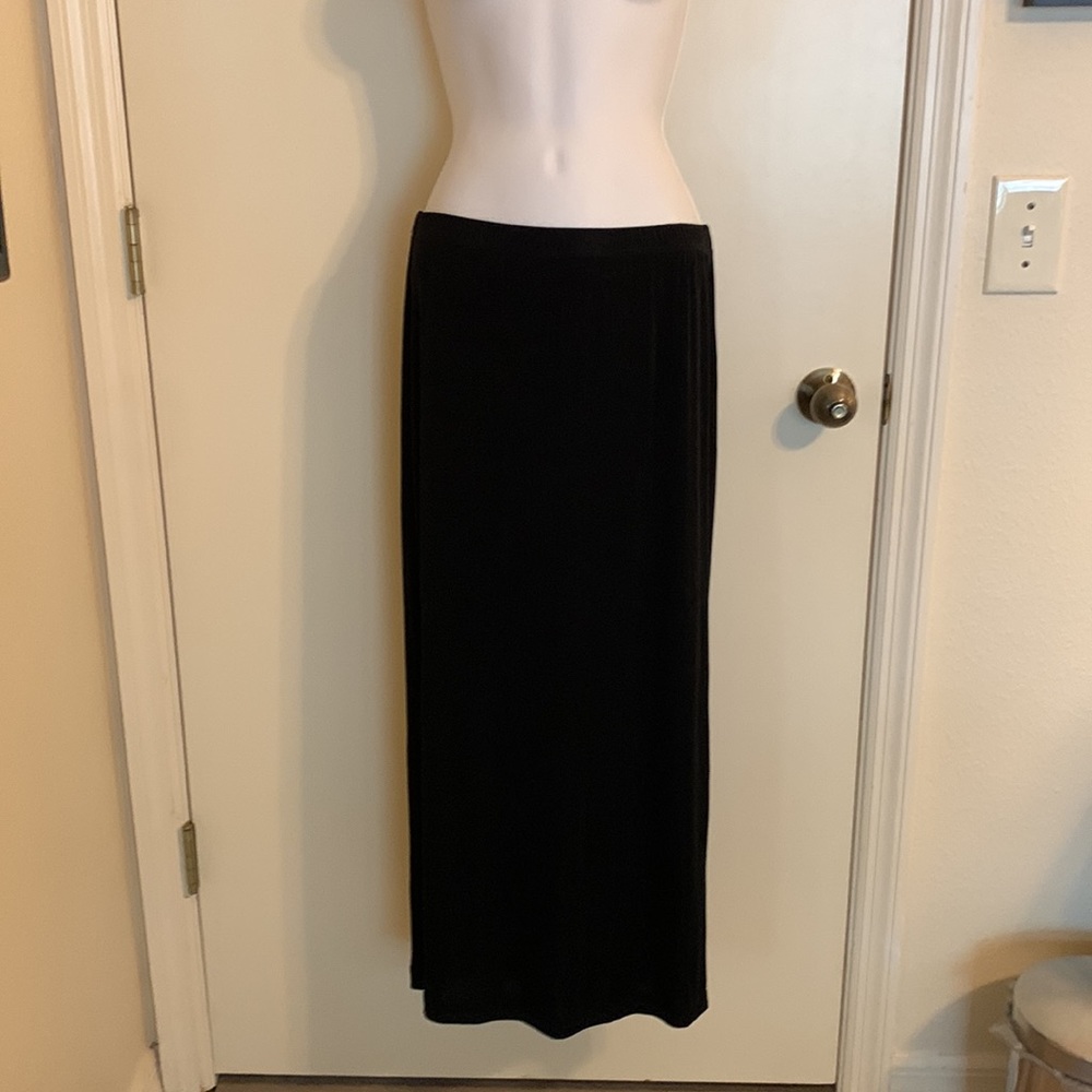 Women’s skirt with side slit. Perfect for everyday!